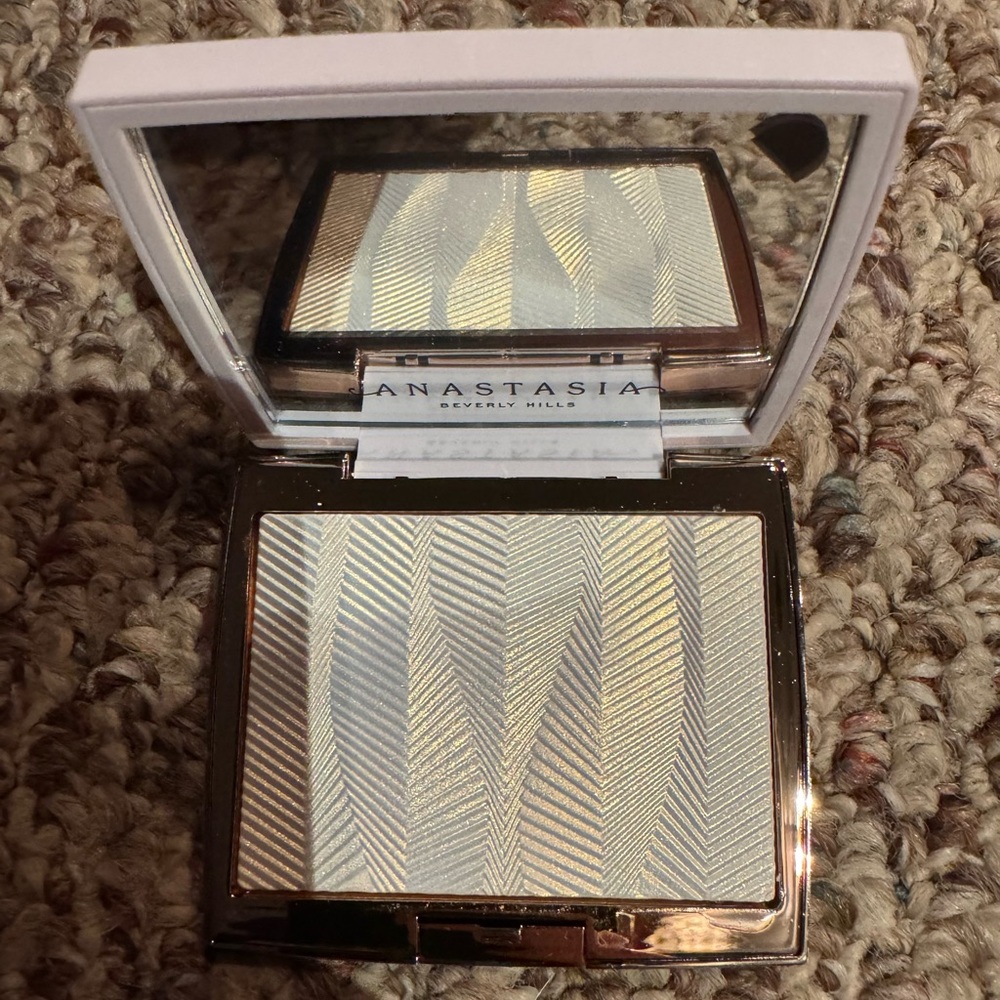 Brand New ANASTASIA BEVERLY HILLS - Iced Out Illuminating Powder Highlighter